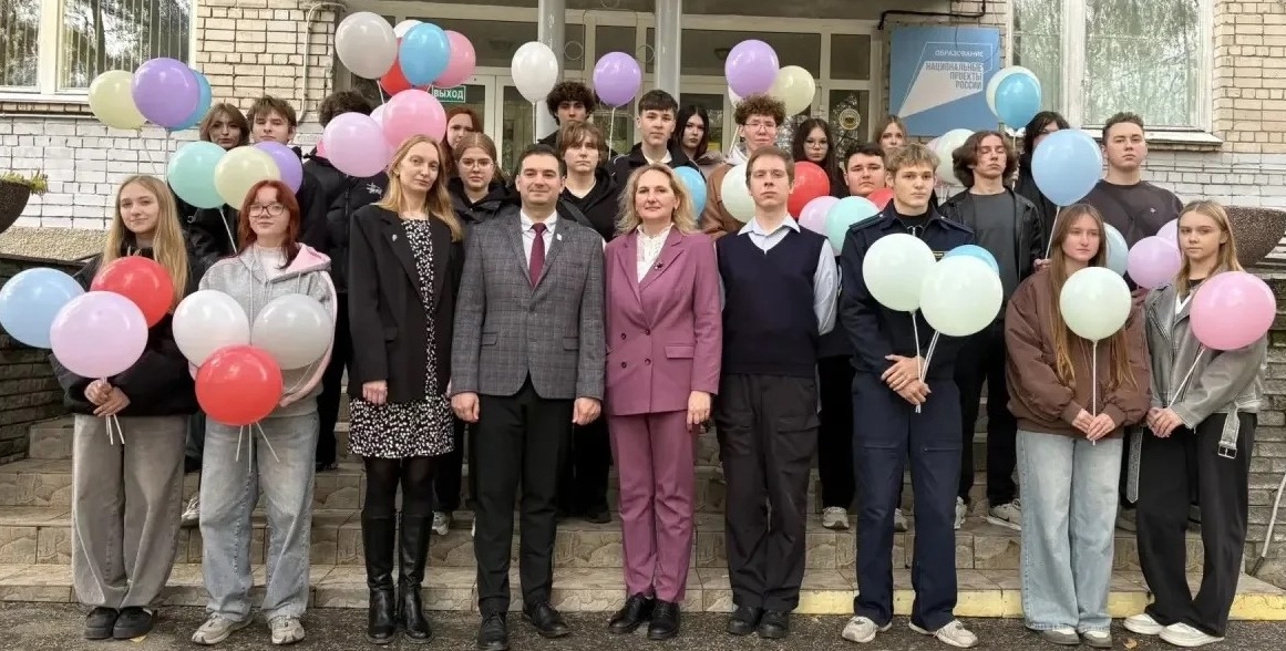 Сергея Хамраева торжественно встретили в Борском Губернском колледже после финала конкурса «Мастер года» в Новом Уренгое